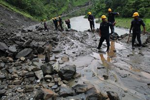 अबिरल बर्षाका कारण पहिरो जादा साफे मार्तडी सडक अबरुद्ध