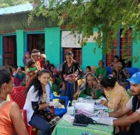 भाईरलका बिरामी बढेपछि स्वास्थ्यकर्मी र युवा गाउँमै पु्गे औषधी बोकेर ।