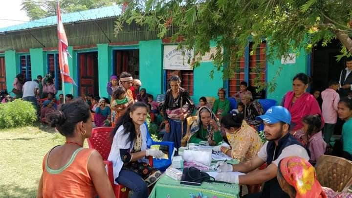 भाईरलका बिरामी बढेपछि स्वास्थ्यकर्मी र युवा गाउँमै पु्गे औषधी बोकेर ।