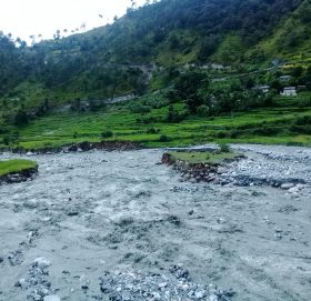 बाढीले बस्ती र खेतियोग्य जमिन जोखिममा ।