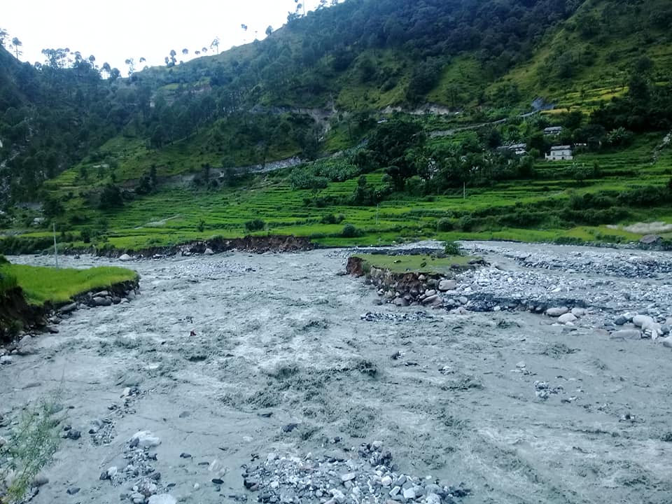 बाढीले बस्ती र खेतियोग्य जमिन जोखिममा ।