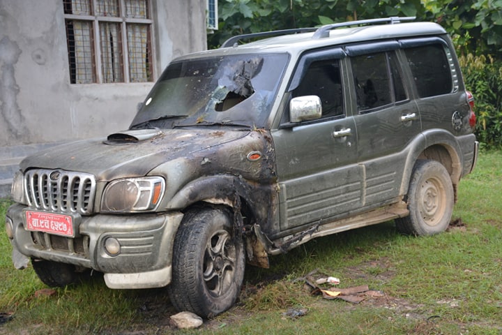 कैलालीमा नेकपाका स्थानीय नेताको गाडीमा आगजनी