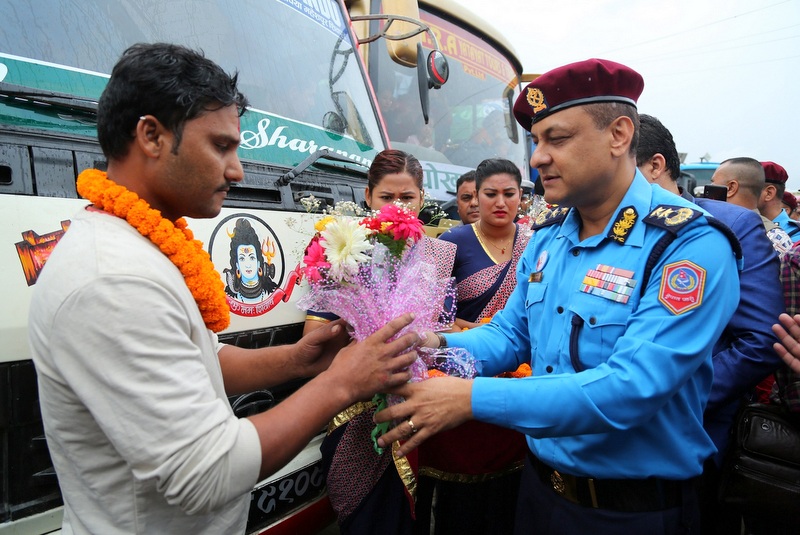 लामो दुरीका गाडी चालकलाई फूलमाला सहित बिदाइ