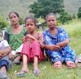 बुवाको मृत्यु, आमा अशक्क्त भएपछी ३ भाइबहिनि बिच्चलीमा ( भिडियाे सहित)