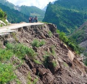 साँफे मार्तडी सडक अबरुद्ध
