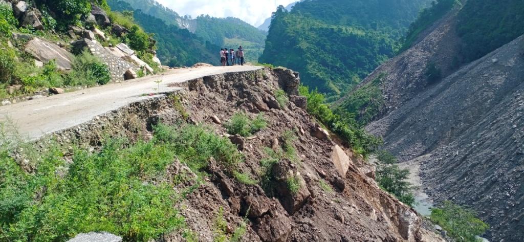 साँफे मार्तडी सडक अबरुद्ध