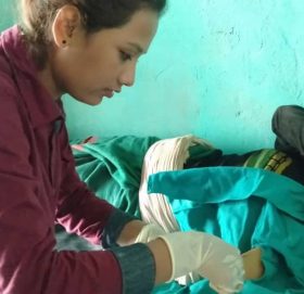 घरमै पुगेर परिवार नियोजन सेवा दिदै स्वास्थ्यकर्मी