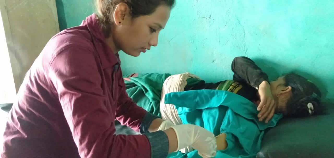 घरमै पुगेर परिवार नियोजन सेवा दिदै स्वास्थ्यकर्मी