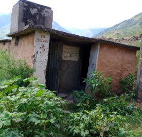 १४ सय बिद्यार्थी खुला ठाँउमा दिशापिसाब गर्दै