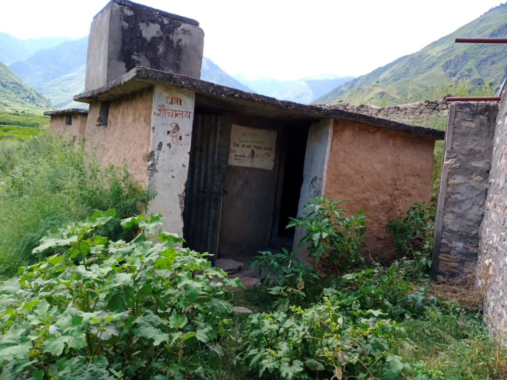 १४ सय बिद्यार्थी खुला ठाँउमा दिशापिसाब गर्दै