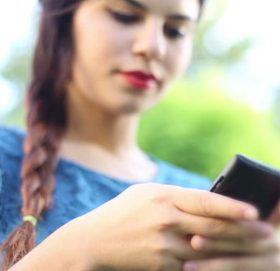 अविवाहित युवतीहरूलाई मोबाइल बोक्न प्रतिबन्ध, १ लाख ५० हजारसम्म जरिबाना !