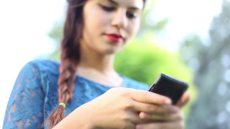 अविवाहित युवतीहरूलाई मोबाइल बोक्न प्रतिबन्ध, १ लाख ५० हजारसम्म जरिबाना !