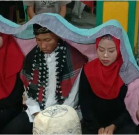 प्रेमिकाहरुको मन नदुखोस् भनेर एउटै मण्डपमा दुईजनासँग गरे विवाह, दाइजो पनि दिए