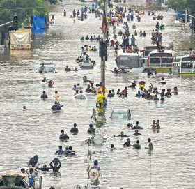 वर्षाले यसरी डुबायो मुम्बईलाई, १४ राज्यमा हाइ अलर्ट