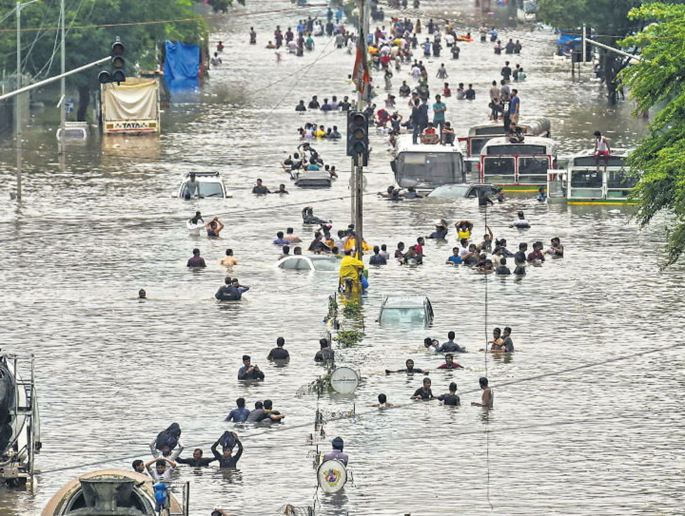 वर्षाले यसरी डुबायो मुम्बईलाई, १४ राज्यमा हाइ अलर्ट