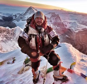 मासिक १५ लाखको जागिर छोडेर कीर्तिमानै कीर्तिमान