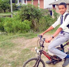 सोह्रवर्षे वैज्ञानिक : आफैंले बनाएको साइकलमा सरर