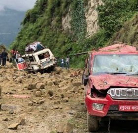 बाढी र पहिरोले  सबै यातायात सेवा अवरुद्ध