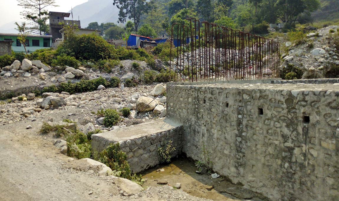 धौलीगाड खोलाको पुल निर्माण ४ वर्षदेखि अलपत्र