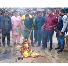 देउवाको गृह जिल्ला डडेल्धुरामा प्रधानमन्त्री ओली र प्रचण्डको पुतला दहन