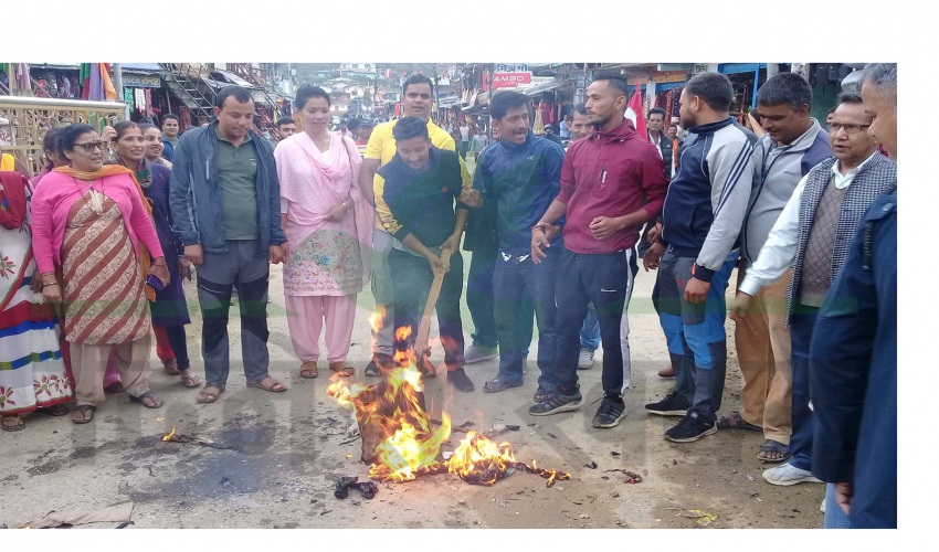 देउवाको गृह जिल्ला डडेल्धुरामा प्रधानमन्त्री ओली र प्रचण्डको पुतला दहन