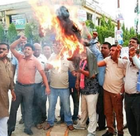 प्रदेश मन्त्रीको राजीनामा माग्दै पुत्ला दहन