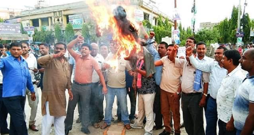 प्रदेश मन्त्रीको राजीनामा माग्दै पुत्ला दहन