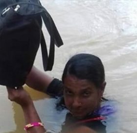 ११ वर्षदेखि घाँटी घाँटीसम्मको खोला तरेर पढाउन विद्यालय पुग्ने शिक्षिका