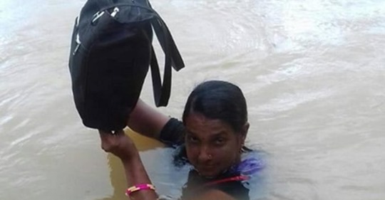 ११ वर्षदेखि घाँटी घाँटीसम्मको खोला तरेर पढाउन विद्यालय पुग्ने शिक्षिका