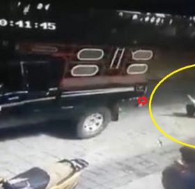 मेयरलाई सडक नबनाएको भन्दै ट्रकमा बाँधेर घिसारियो