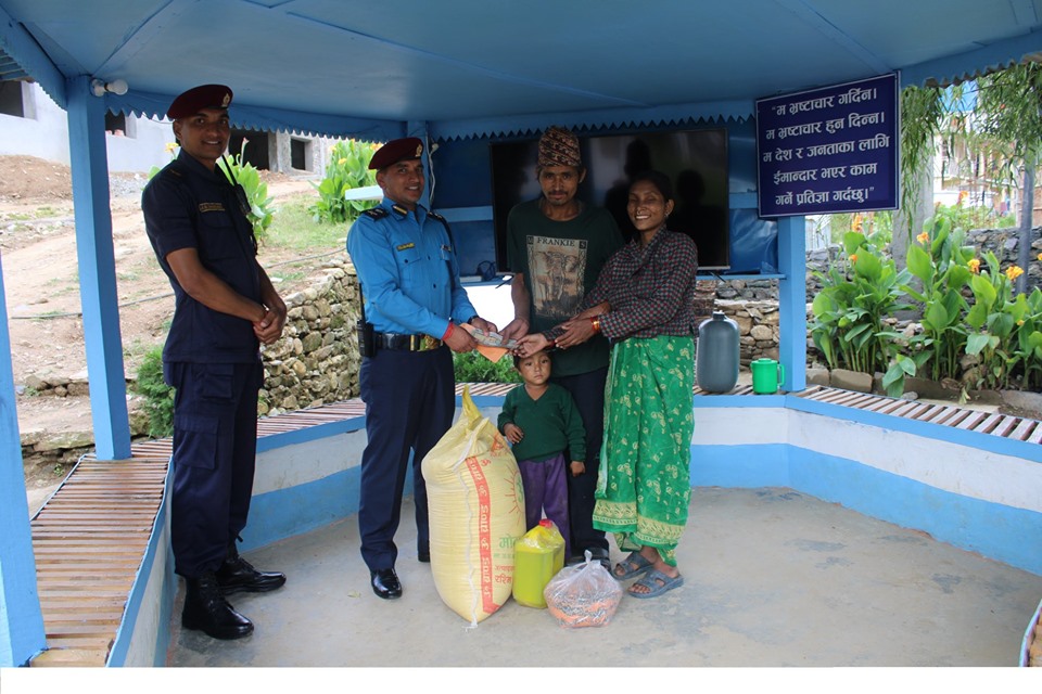 दशै मनाउन अपागं परिवारलाई आर्थिक र खाद्यान सहयोग ।