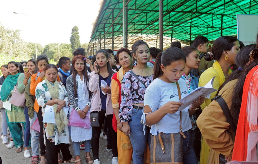 डीभी भर्न नारायणहिटीमा रातभर जाग्राम