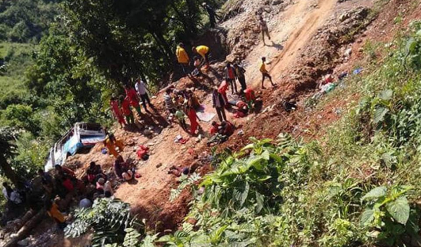 दशैँ मनाएर काठमाडौँ फर्किरहेका यात्रु बोकेको बस दुर्घटना, ७ जनाको मृत्यु