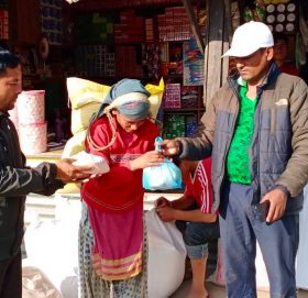 पत्रकार महासंघ अध्यक्ष सिंहले असाहय परिवारलाइ खाद्यन्न दिए