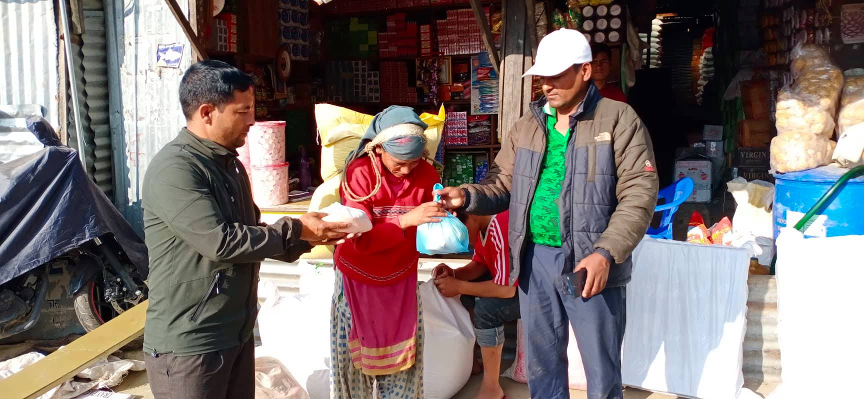 पत्रकार महासंघ अध्यक्ष सिंहले असाहय परिवारलाइ खाद्यन्न दिए