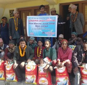 वडाअध्यक्षले बितरण गरे विपन्न परिवारलाई खाद्यान्न