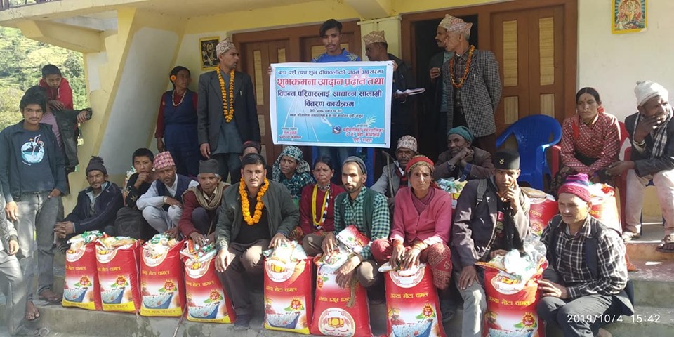 वडाअध्यक्षले बितरण गरे विपन्न परिवारलाई खाद्यान्न