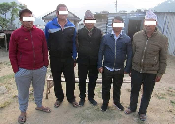 १५ हजार नगदसहित ५ जना जुवाडे पक्राउ ।