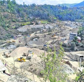 जनप्रतिनिधि नै ठेकेदार : मनपरी प्रकृति दोहनले बस्ती जोखिममा