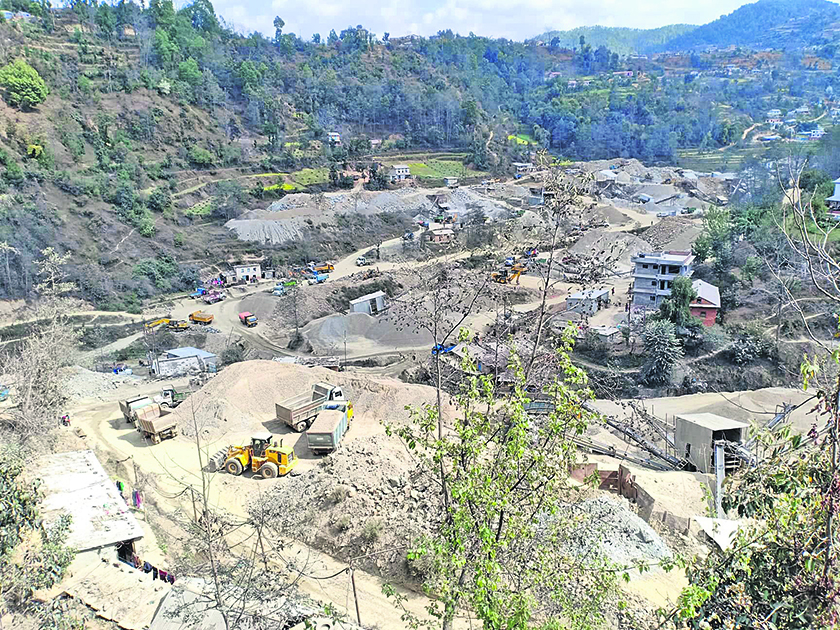 जनप्रतिनिधि नै ठेकेदार : मनपरी प्रकृति दोहनले बस्ती जोखिममा