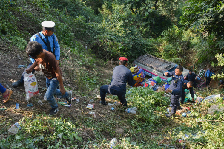 चितवनमा सवारी दुर्घटनामा परी ३३ को मृत्यु