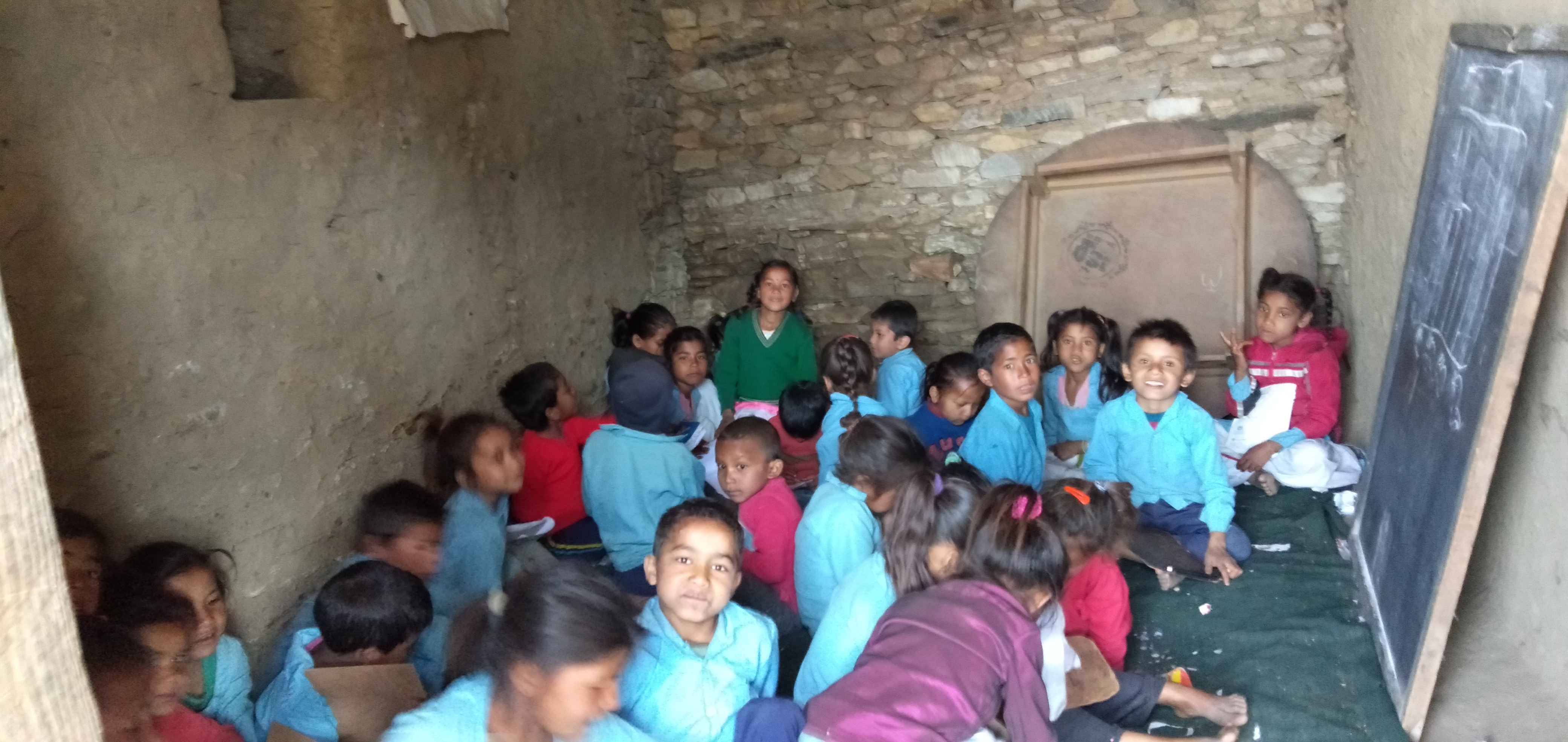 दलित समुदायले चलाएको बिद्यालय आर्थिक अभाबमा अलपत्र