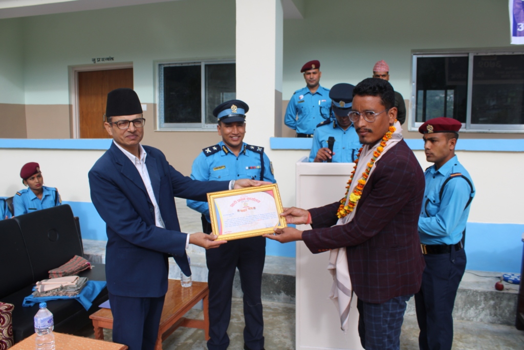 ६४ औै प्रहरी दिवसको अवसरमा बाजुरा प्रहरीले गर्याे  जग्गादातालाई सम्मान