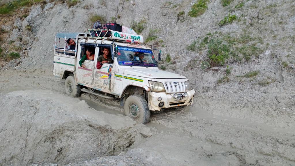 ४१ किलोमिटर सडकमा एक हजार पाँच  सय भाडा