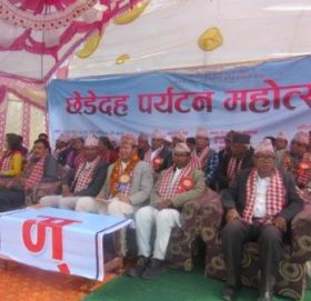 प्रदेश मन्त्री शाहलाइ ज्ञापन पत्र बुझाए