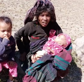 आमाको मृत्यु र बुवा बेखर भएपछि दुई भाइ बहिनि अलपत्र