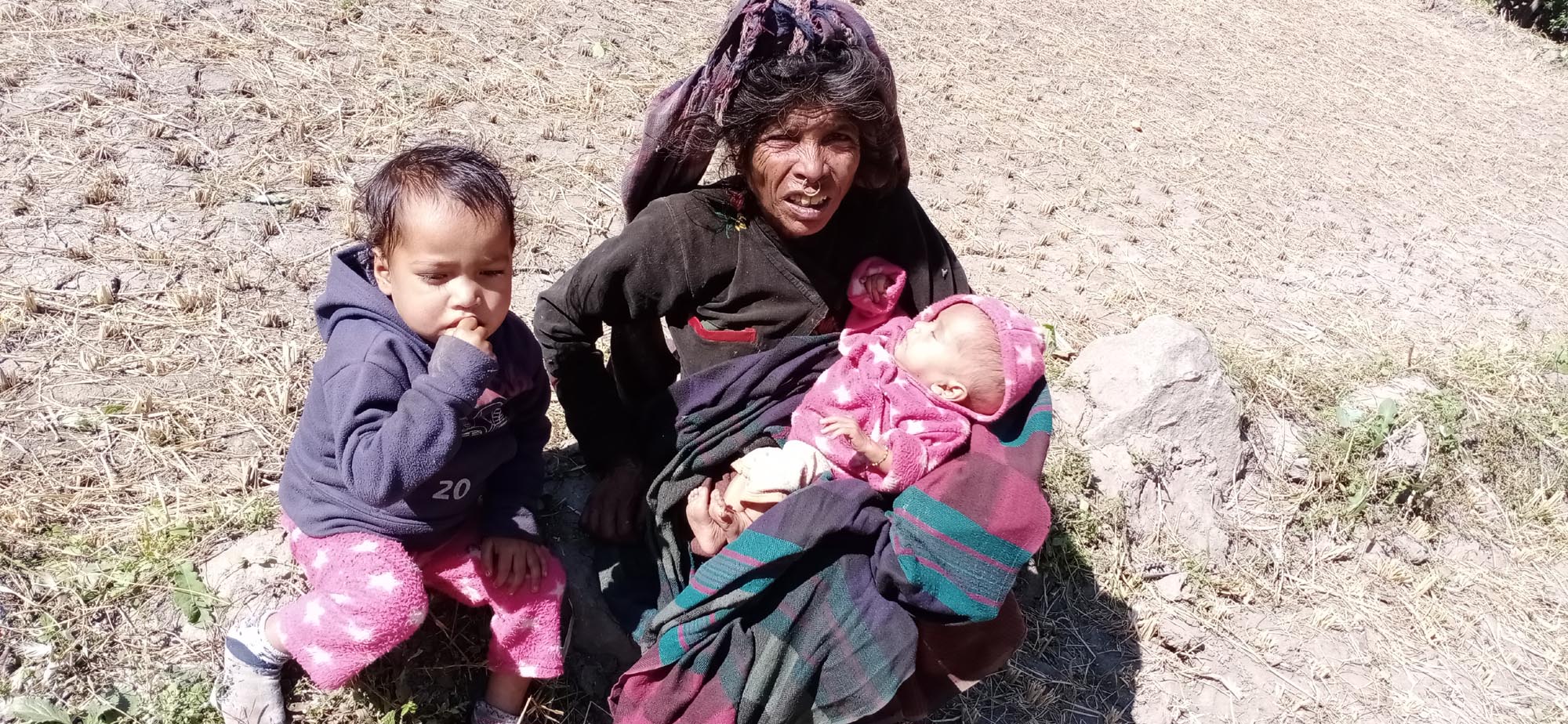 आमाको मृत्यु र बुवा बेखर भएपछि दुई भाइ बहिनि अलपत्र