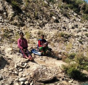 बाजुरामा गर्भवती तथा सुत्केरी चेकजाँच बाफत पैसा उठाउदै स्वास्थ्य संस्था