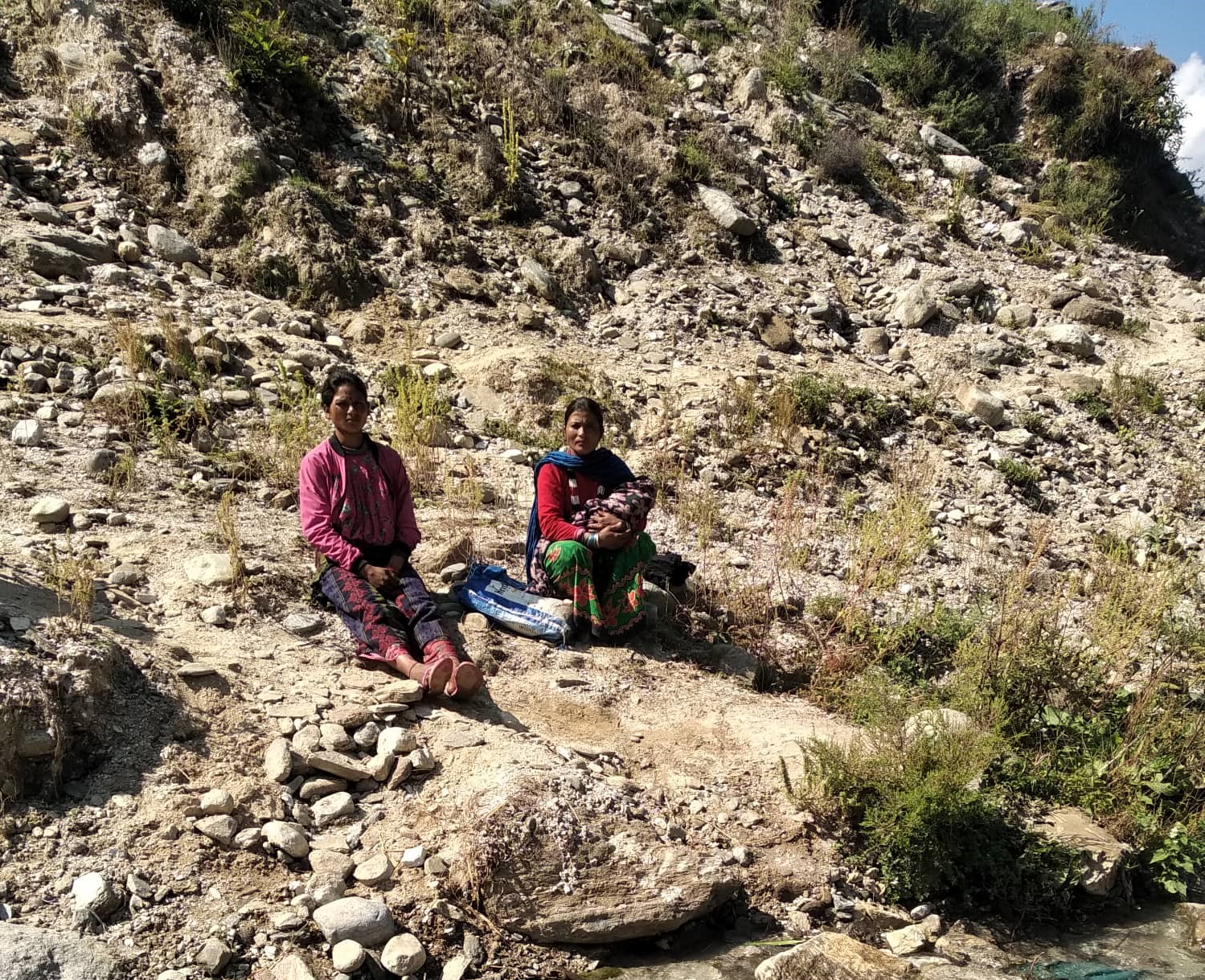 बाजुरामा गर्भवती तथा सुत्केरी चेकजाँच बाफत पैसा उठाउदै स्वास्थ्य संस्था