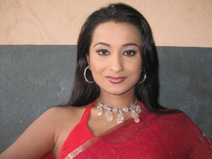 दशैं पनि फास्ट ट्रयाक जस्तो भइरहेको छ : नायिका रेजिना उप्रेती